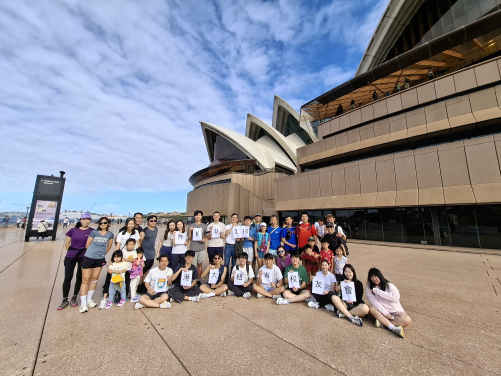 HKU alumni in Sydney joined the "Run with HKU: Beyond Borders" event in front of the Opera House to celebrate HKU’s Birthday on 16 March.